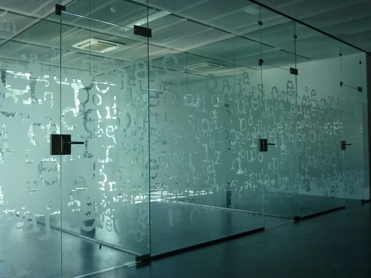 Vinilos a medida en cristales y mamparas de oficinas Vinilos a medida en cristales y mamparas de oficinas